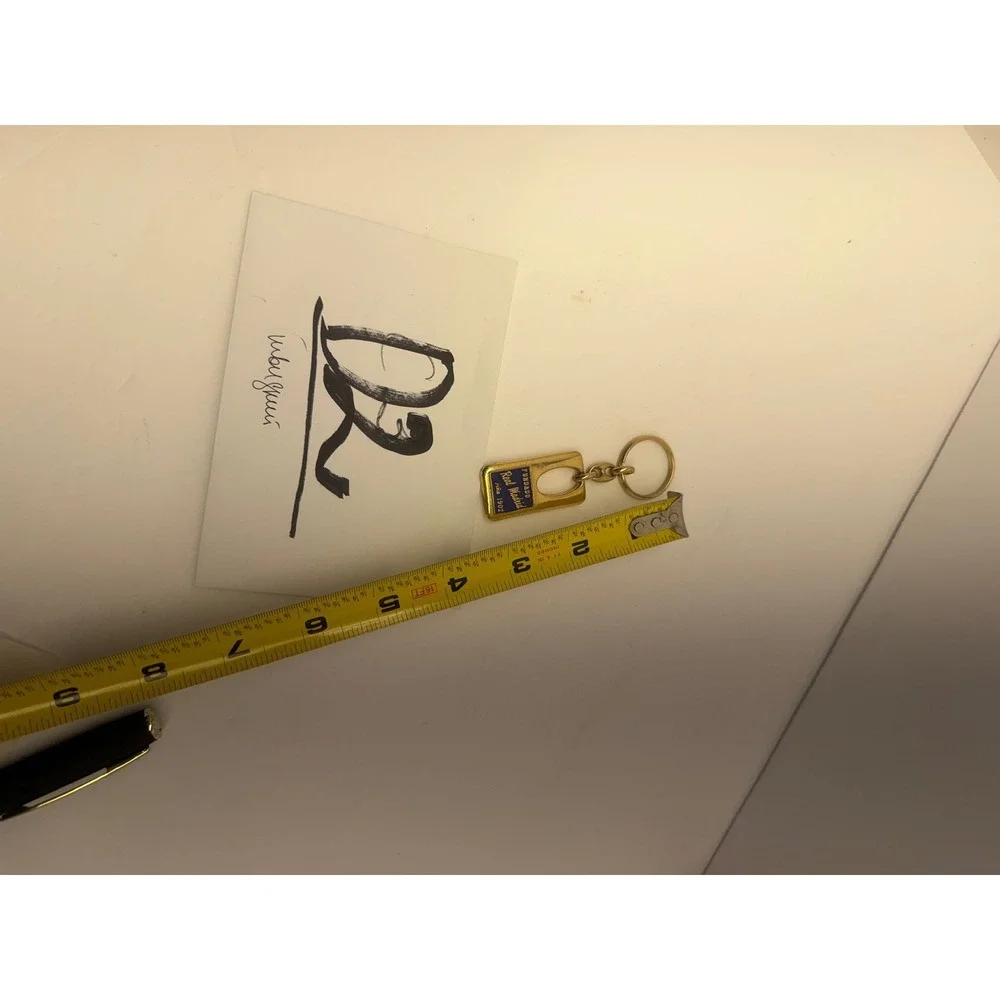 Real Madrid Fundado Año 1902 Crest Gold Tone Metal Keychain Collectible